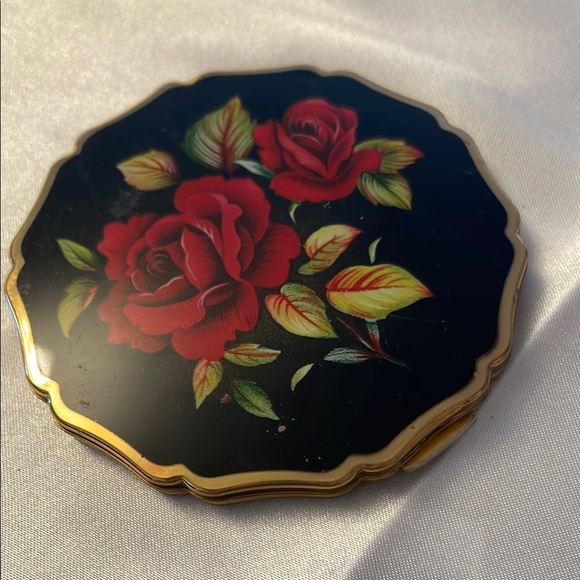 Stratton Floral Compact with Red Roses made in England - Picture 1 of 4